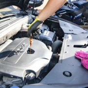 oaljcsere, autószerviz, nívópálcával történő olajszint-ellenőrzés