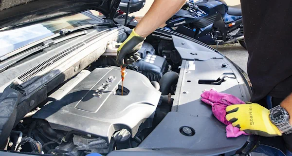 oaljcsere, autószerviz, nívópálcával történő olajszint-ellenőrzés