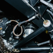 műszaki vizsga Budapesten - autó futóműve a képen